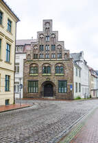 Das Kerkhoffhaus ist ein Patrizierhaus aus dem 15. Jahrhundert in der Hansestadt Rostock. Es befindet sich hinter dem Rathaus und wird heute als Standesamt und Archiv genutzt. Aufnahme: 8. Juni 2025.