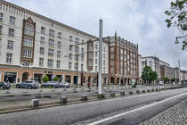 Die Lange Strae fhrt von der Krpeliner-Tor-Vorstadt zum Neuen Markt. Die historische Lange Strae wurde whrend des Vier-Nchte-Bombardements durch die Royal Air Force im Zweiten Weltkrieg vom 23. bis zum 27. April 1942 zum grten Teil vernichtet. Im Jahr 1953 setzte der Leiter des SED-Zentralkomitees Walter Ulbricht den Grundstein fr die neue Hauptstrae. Aufnahme: 8. Juni 2025.