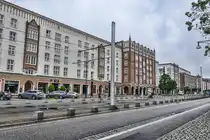 Die Lange Stra�e f�hrt von der Kr�peliner-Tor-Vorstadt zum Neuen Markt. Die historische Lange Stra�e wurde w�hrend des Vier-N�chte-Bombardements durch die Royal Air Force im Zweiten Weltkrieg vom 23. bis zum 27. April 1942 zum gr��ten Teil vernichtet. Im Jahr 1953 setzte der Leiter des SED-Zentralkomitees Walter Ulbricht den Grundstein f�r die neue Hauptstra�e. Aufnahme: 8. Juni 2025.