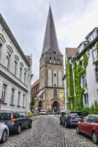 Die Rostocker Petri von der Gasse Arnberg aus gesehen. Die Petrikirche ist die lteste und mit 117,0 m die hchste der ehemals vier Stadtkirchen der Hansestadt.
Aufnahme: 8. Juni 2025.