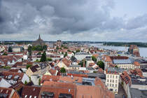 Aussicht auf die Rostocker Innenstadt von der Petrikirche. Links im Bild ist die Marienkirche zu sehen und rechts der Fluss Warnow. Aufnahme: 8. Juni 2025.