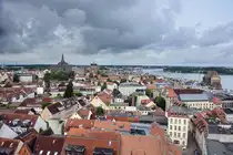 Aussicht auf die Rostocker Innenstadt von der Petrikirche. Links im Bild ist die Marienkirche zu sehen und rechts der Fluss Warnow. Aufnahme: 8. Juni 2025.