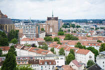 Blick vom Turm der Nikolaikirche ion Rostock. Im Hintergrund ist das Hochhaus an der Langen Strae im Stil eines backsteingotischen Giebelhauses zu sehen, ein Wahrzeichen Rostocks, ehemals Carl-Zeiss-Gebude genannt. Aufnahme: 8. Juni 2025.