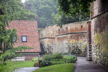 Die mittelalterliche Stadtmauer in Rostock, fotografiert beim Klostergarten. Aufnahme: 8. Juni 2025.