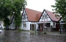 Achterreeg (Hochdeutsch Hinterreihe): Huser in der Alexandrinenstrae in Warnemnde. Aufnahme: 8. Juni 2025.