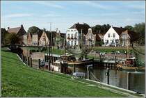 Der malerische Hafen von Greetsiel im Sommer 2004. Scan vom Dia.