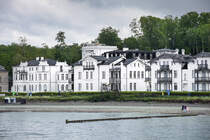 Von Links: Villa Schwan, Villa Seestern und Villa Mwe an der Strandpromenade von Heilgendamm an der Ostsee. Aufnahme: 7. Juni 2025.