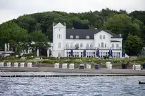 Palais in Heiligendamm an der Ostsee. 1793 als erstes deutsches Seebad durch Friedrich Franz I. gegr�ndet, wurde bis in die 1870er Jahre ein klassizistisches Ensemble aus Logier-, Bade- und Gesellschaftsh�usern geschaffen, das Heiligendamm den Beinamen �Wei�e Stadt am Meer� einbrachte. Aufnahme: 7. Juni 2025.