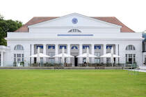 Das Kurhaus Heiligendamm ist ein klassizistisches Bauwerk. Er gehrt zu den wichtigsten Bauwerken des norddeutschen Klassizismus unter dem Einfluss der Schinkelschule und darf als das Grndungsbauwerk der Bderarchitektur bezeichnet werden. Aufnahme: 7. Juni 2025.
