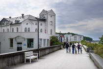 An der Strandpromenade in Heiligendamm. Heiligendamm war seit seiner Grndung das eleganteste Seebad Deutschlands. Der europische Hochadel, wie die Zarenfamilie, verbrachte hier seine Sommerfrische. Aufnahme: 7. Juni 2025.