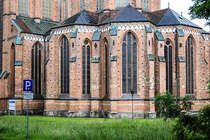 Ein Teil des Doberaner Mnsters. Die bis zur Mitte des 16. Jahrhunderts Kirche des Zisterzienser-Klosters ist ein wesentliches Beispiel fr norddeutsche Backsteingotik.
Aufnahme: 7. Juni 2025.