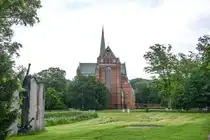 Auf der Europ�ischen Route der Backsteingotik, nahe der Hansestadt Rostock, liegt das Bad Doberaner M�nster. Die im 13. Jahrhundert erbaute hochgotische Kirche des ehemaligen Zisterzienserklosters birgt die reichste mittelalterliche Ausstattung aller Zisterzienserkirchen europaweit. Aufnahme: 7. Juni 2025.