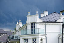 Detailfoto eines der vielen weien klassizistischen Gebude an der Strandpromenade in Heiligendamm an der Ostsee. Aufnahme: 7. Juni 2025.