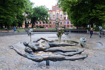 Universittsplatz Rostock: Skulpturen am Brunnen der Lebensfreude. Aufnahme: 8. Juni 2025.