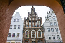 Fassade der Rostocker Stadtbibliothek in der Krpeliner Strae 82. Das im sptgotischen Stil gehaltene Backsteingebude, Haus Ratschow, wurde Ende des 15. Jahrhunderts gebaut. Aufnahme: 8. Juni 2025.