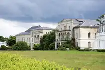 Obwohl Heiligendamm im Vorfeld des G7-Gipfels 2007 umfassend saniert wurde, gibt es noch immer Geb�ude, die sanierungsbed�rftig sind. Dazu geh�ren die Villa Hirsch und die Villa Anker. Aufnahme: 8. Juni 2025.