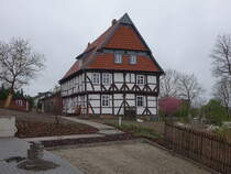 Heinde, Pfarrhaus von 1616 am Kirchberg (18.04.2025)