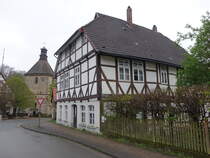 Lauenstein, ehemalige Amtsstube, erbaut 1731, dahinter die St. Nikolaus Kirche (18.04.2025)