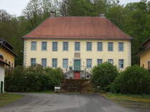 Rheden, Gutshof Unterhof, zweigeschossiger verputzter Massivbau unter Walmdach, erbaut 1740 (18.04.2025)