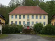 Rheden, Gutshof Unterhof, zweigeschossiger verputzter Massivbau unter Walmdach, erbaut 1740 (18.04.2025)