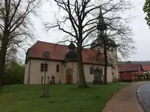Wrisbergholzen, evangelische St. Martin Kirche, Kirchturm erbaut um 1200, Langhaus erbaut 1605 (18.04.2025)