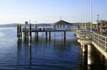 Unteruhldingen, die Anlegestelle fr die Bodenseeschiffahrt am Hafen, April 2025