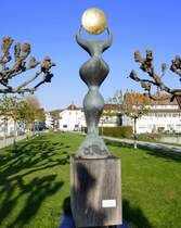 Unteruhldingen am Bodensee, nahe am Bootshafen hat der Bildhauer und Knstler Olver Ritter mehrere Kunstwerke ausgestellt, hier die Sonnengttin in Bronze, April 2025
