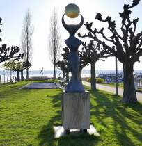 Unteruhldingen am Bodensee, die Rckseite der Sonnengttin in Bronze von Olver Ritter, April 2025
