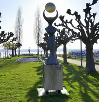 Unteruhldingen am Bodensee, die R�ckseite der Sonneng�ttin in Bronze von Olver Ritter, April 2025