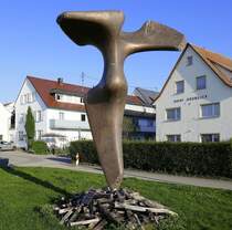 Unteruhldingen am Bodensee, Phnix, 700kg schwere und 3,90m hohe Bronzeskulptur von Oliver Ritter, April 2025
