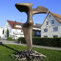 Unteruhldingen am Bodensee, Ph�nix, 700kg schwere und 3,90m hohe Bronzeskulptur von Oliver Ritter, April 2025