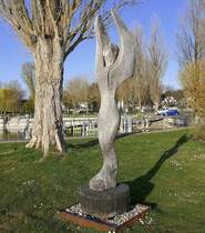 Unteruhldingen am Bodensee, Aufbruch, Eichenholzfigur von Oliver Ritter, April 2025