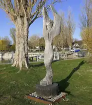 Unteruhldingen am Bodensee, Aufbruch, Eichenholzfigur von Oliver Ritter, April 2025