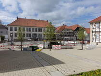 Elze, Rathaus und Fachwerkhuser am Marktplatz (19.04.2025)