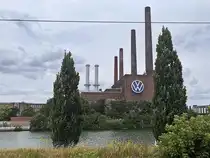 Die Schlote des VW Kraftwerks in Wolfsburg am 24. Juni 2025.