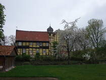 Rssing, Schloss, erbaut von 1586 bis 1589 von Ludwig von Rssing, zweiflgelige Anlage aus Fachwerk mit rundem Fachwerktreppenturm (19.04.2025)