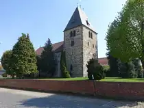 Achtum, Pfarrkirche St. Martin, Kirchturm 12. Jahrhundert, Langhaus erbaut 1899 durch den Di�zesanbaumeister Richard Herzig (19.04.2025)