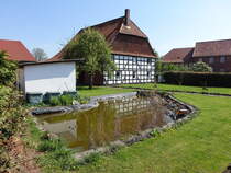 Bettmar, kleiner Teich und Fachwerkhaus in der Turmstrae (20.04.2025)