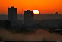 Sonniger Herbstmorgen (1/3):
Sonnenaufgang zwischen den  Punkthochh�usern  von Halle-Neustadt und der Johanneskirche in der Altstadt von Halle (Saale), mit Tele-Zoom fotografiert vom Granauer Berg am Rande der D�lauer Heide.

🕓 15.10.2024 | 7:41 Uhr