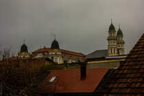 Die griechisch-katholische Kathedrale von Uzhhorod aus den Fenstern der Musikhochschule / Uzhhorod, Ukraine / 28.11.2024