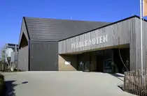 Unteruhldingen am Bodensee, das Eingangsgeb�ude des Pfahlbauten-Freilichtmuseums, April 2025