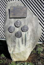 Unteruhldingen am Bodensee, Gedenkstein mit den Grndern des Museums am Eingangsgebude, 1922 wurde das Museum erffnet, April 2025