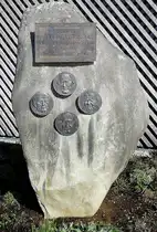 Unteruhldingen am Bodensee, Gedenkstein mit den Gr�ndern des Museums am Eingangsgeb�ude, 1922 wurde das Museum er�ffnet, April 2025