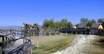 Unteruhldingen am Bodensee, Pfahlbauten-Freilichtmuseum, zeigt Nachbauten aus der Stein-und Bronzezeit, gehrt zu den grten und meistbesuchtesten Freilichtmuseen in Europa, April 2025