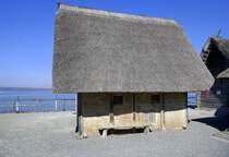 Unteruhldingen am Bodensee, Pfahlbauten-Freilichtmuseum, mit Nachbauten aus der Stein-und Bronzezeit, April 2025