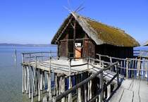 Unteruhldingen am Bodensee, Pfahlbauten-Freilichtmuseum, zeigt Nachbauten aus der Stein-und Bronzezeit, April 2025