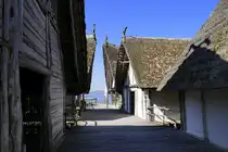 Unteruhldingen am Bodensee, Pfahlbauten-Freilichtmuseum, zeigt Nachbauten aus der Stein-und Bronzezeit, April 2025