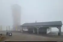 Das hat Herbst auf fast 1000 Metern H�he so an sich: eingenebeltes Plateau des Wurmbergs (Harz) bei Braunlage mit Aussichtsturm und Restaurant  Wurmberg Alm .

🕓 19.10.2024 | 15:59 Uhr