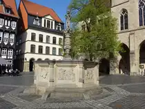 Hildesheim, Rolandbrunnen von 1540 am Marktplatz (20.04.2025)