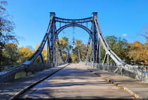 Peinitzbrcke, auch  Brcke der Freundschaft , in Halle (Saale) an einem klaren Herbsttag.
Sie berspannt die Saale und verbindet die Peinitzinsel mit der Ziegelwiese. 2022 wurde die Brcke saniert. So leer ist sie selten – hier herrscht reger Rad- und Fuverkehr. Ein passender Moment frs Foto wurde abgewartet.

🕓 23.10.2024 | 12:28 Uhr